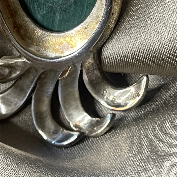 Elegant Sterling Silver Malachite and Marcasite Crab Brooch - Picture 4 of 4